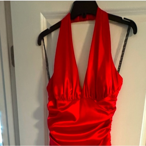 🌹 Elegant Red Strapless Dress - Picture 2 of 2